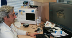 Postazione CAD CAM con operatore